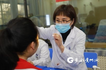 2歲娃看電視變近視眼，專家疾呼 嬰幼兒應(yīng)遠(yuǎn)離屏幕，從源頭守護(hù)明亮雙眼